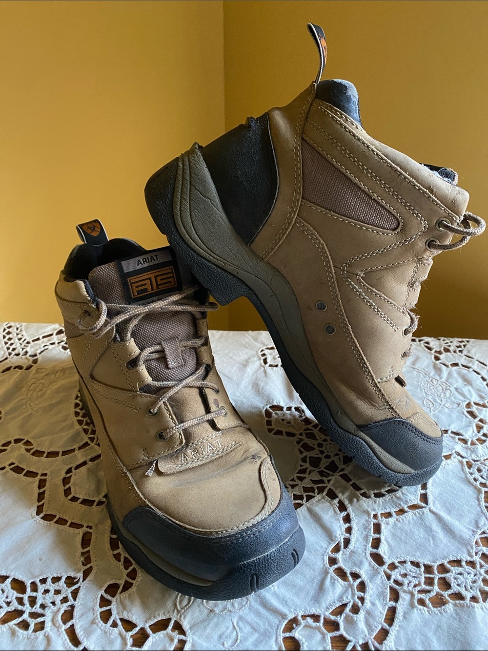 GUC Ariat Terrain tan & black lace up Women’s 9.5B leather boots .